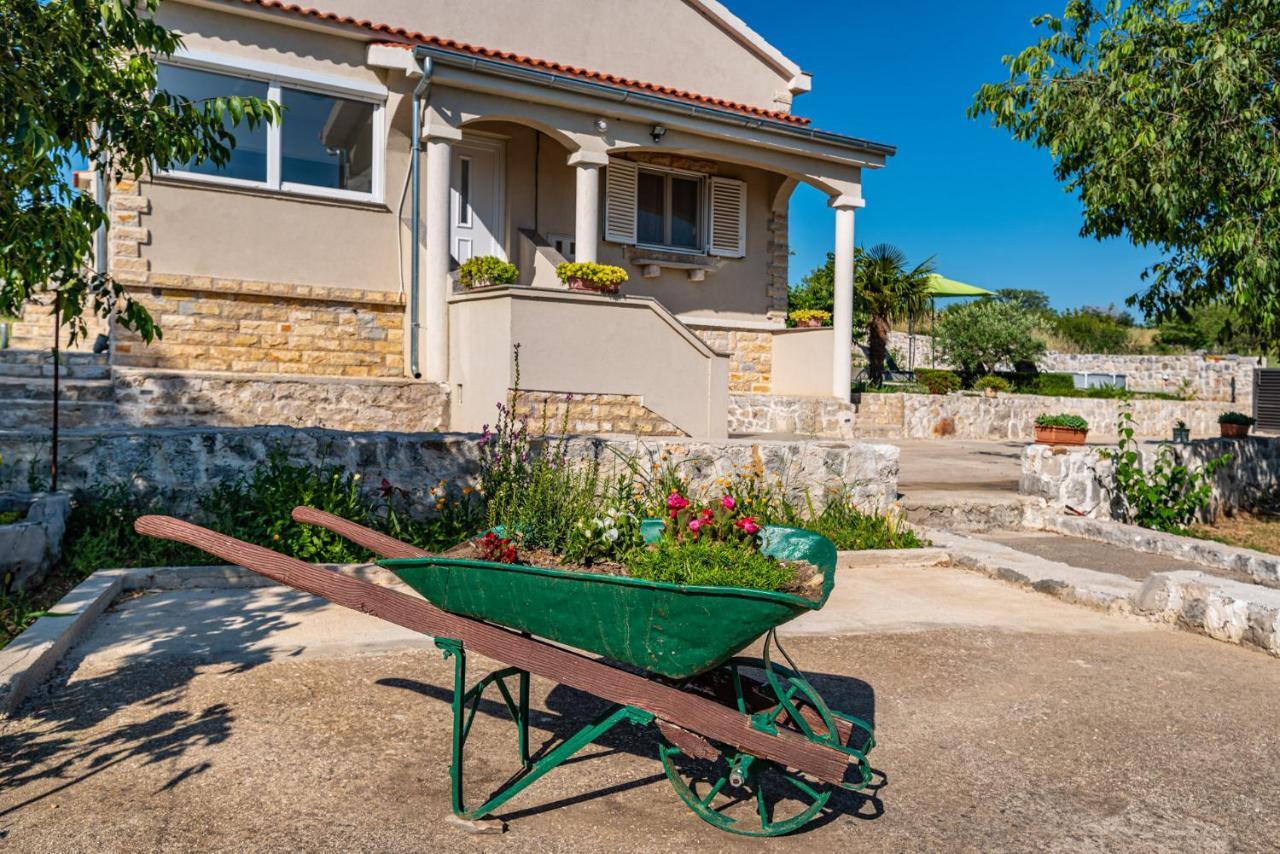 Holiday Home Ante With Beautiful Private Garden Nadin Exterior photo