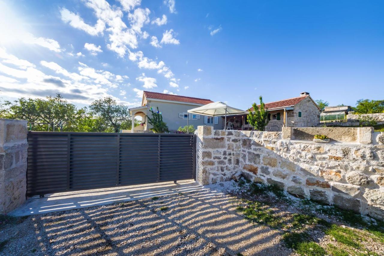 Holiday Home Ante With Beautiful Private Garden Nadin Exterior photo